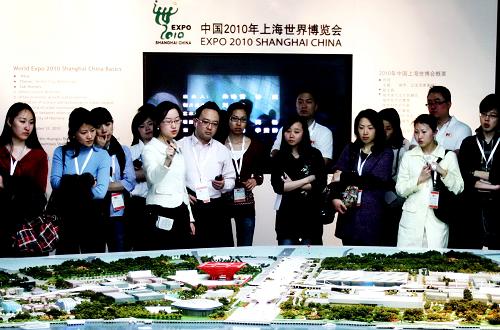 來(lái)賓在觀看世博會(huì)規(guī)劃藍(lán)圖(4月14日攝)。新華社記者 張明 攝