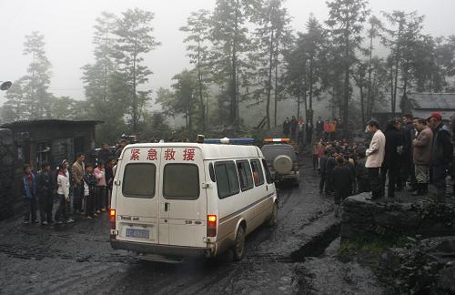 5月15日,救援車輛緊急趕往云南鎮(zhèn)雄縣茶山煤礦瓦斯事故現(xiàn)場(chǎng)實(shí)施救援。新華社發(fā)(張廣玉 攝)