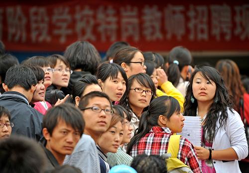 5月16日,應(yīng)聘者在銀川市科技館“特崗教師”招聘現(xiàn)場確認點排隊等待。當(dāng)日,2009寧夏農(nóng)村義務(wù)教育階段學(xué)校特崗教師招聘現(xiàn)場確認工作全面展開,各確認點人潮涌動,場面火爆,3000個特崗教師崗位吸引了近2萬名應(yīng)聘者。2006年,教育部等四部委聯(lián)合啟動實施“特崗計劃”,由中央財政支持,公開招聘高校畢業(yè)生到西部“兩基”攻堅縣農(nóng)村學(xué)校任教。在中央和各實施省份的共同努力下,“特崗計劃”整體工作進展順利。2006年至2008年,共招聘特崗教師5.92萬人。新華社記者 王鵬 攝