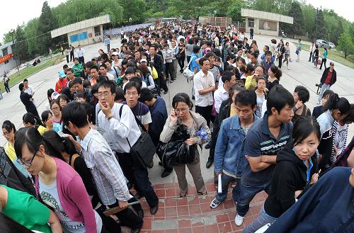 5月16日,應(yīng)聘者在銀川市科技館“特崗教師”招聘現(xiàn)場確認點排隊等待。新華社記者 王鵬 攝