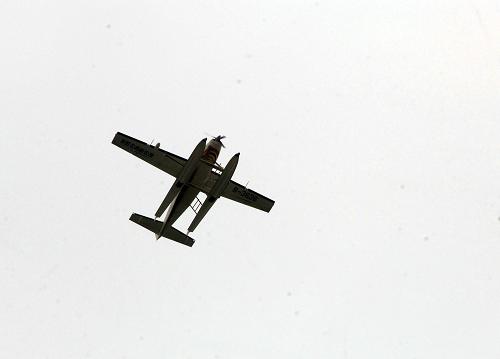 5月16日,救助飛機(jī)在事故海域上空搜尋。新華社記者 姚劍鋒 攝