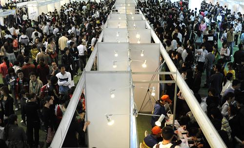 招聘現(xiàn)場的求職者(5月16日攝)。當日,“吉林省2009年高校畢業(yè)生就業(yè)大型公益交流會”在長春市國際會展中心舉行。本次招聘會由吉林省人力資源和社會保障廳主辦,為吉林省近年來舉辦的規(guī)模最大的一場招聘會,共有來自吉林省內(nèi)和青島、大連、上海等地的612家企業(yè)提供1.6萬個崗位。本次招聘會為公益性質(zhì),對招聘單位和求職者實行雙向免費。新華社記者 邵守志 攝