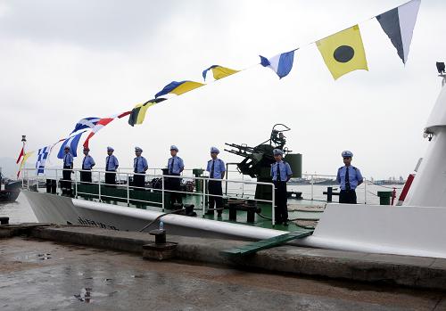 5月16日,廣東省最大的漁政船“中國漁政44183號”從珠海香洲碼頭鳴笛起航,開赴西沙群島,執(zhí)行為期15天的巡航任務。這是廣東省漁政總隊珠海支隊首次參加南海區(qū)局組織的西沙巡航任務,也是該支隊組建以來航程最遠的一次遠洋巡航。 新華社記者 魏蒙 攝