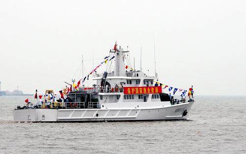 5月16日,廣東省最大的漁政船“中國漁政44183號”從珠海香洲碼頭鳴笛起航,開赴西沙群島,執(zhí)行為期15天的巡航任務。這是廣東省漁政總隊珠海支隊首次參加南海區(qū)局組織的西沙巡航任務,也是該支隊組建以來航程最遠的一次遠洋巡航。 新華社記者 魏蒙 攝