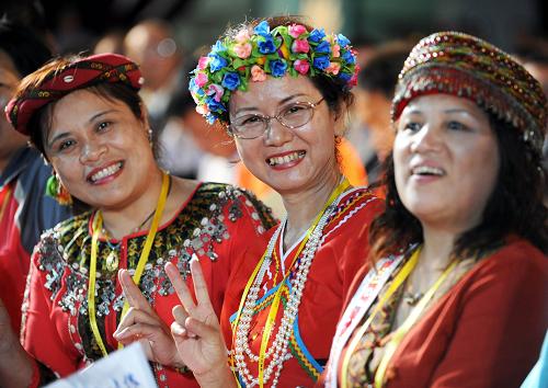 5月16日,來(lái)自臺(tái)灣的排灣族同胞在開幕式上。新華社記者 張國(guó)俊 攝