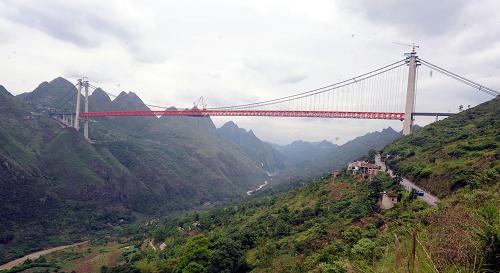 這是5月18日拍攝的貴州壩陵河特大橋。 當(dāng)日,貴州壩陵河特大橋勝利合龍。壩陵河特大橋位于貴州省安順市鎮(zhèn)寧、關(guān)嶺兩縣交界處,是鎮(zhèn)(寧)勝(境關(guān))高速公路的控制性工程。這座橋橋長1564米、主跨1088米、最高橋墩202米、橋面高度370多米,目前是亞洲鋼架加勁梁懸索公路橋中最大的橋梁,建設(shè)工期為4年。 新華社發(fā)(吳東俊 攝)