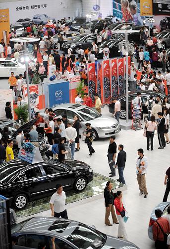 5月23日,市民在沈陽經(jīng)濟(jì)區(qū)汽車展銷會上參觀。新華社發(fā)(楊新躍 攝)
