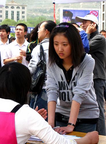 5月23日,一位大學(xué)生在洽談會現(xiàn)場求職。新華社記者 楊壽德 攝