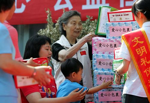 5月24日,北京市民在百萬莊郵局為災(zāi)區(qū)學(xué)生捐贈愛心包裹。新華社發(fā)