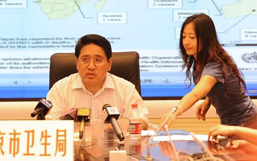 5月24日,北京市疾控中心主任鄧瑛(左)在新聞發(fā)布會上介紹情況。新華社記者 李文 攝