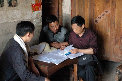 5月23日,丹江口市均縣鎮(zhèn)移民工作組人員蔡光新(右)正在為洪家溝村移民進(jìn)行詳細(xì)的實物指標(biāo)核查登記。新華社記者 魏夢佳 攝