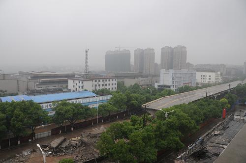 發(fā)生坍塌事故的紅旗路高架橋,殘存的橋體仍有2公里多(5月26日攝)。5月26日,湖南省株洲市建設(shè)局、公安局聯(lián)合發(fā)布公告,定于5月27日上午11時(shí)30分,對(duì)這座全長(zhǎng)超過(guò)2公里的高架橋進(jìn)行整體爆破拆除。5月17日,正在拆除作業(yè)中的株洲市紅旗路高架橋發(fā)生大坍塌,事故迄今已經(jīng)造成9人遇難、16人受傷。新華社記者 明星 攝