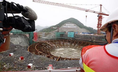 6月4日,媒體記者采訪浙江省臺州市中核集團三門核電項目建設(shè)工地。三門核電廠址位于浙江三門縣,三面環(huán)海,地理位置優(yōu)越。三門核電工程采用國外第三代壓水堆核電技術(shù)AP1000建造,規(guī)劃建設(shè)6臺125萬千瓦的核電機組,總裝機容量為750萬千瓦。整個項目分三期建設(shè),一期工程建設(shè)2臺機組,計劃于2013年和2014年先后建成發(fā)電。三門核電一期工程建成后將提供250萬千瓦供電能力,與建設(shè)相同發(fā)電能力的百萬千瓦級超超臨界燃煤發(fā)電機組相比,可以每年減少500萬噸優(yōu)質(zhì)動力煤的運輸量、11490噸二氧化硫排放量、19088噸氮氧化物排放量、1345噸煙塵排放量。新華社記者 高學(xué)余 攝
