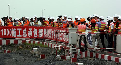 6月4日,來自中外26家媒體的記者采訪浙江省臺州市中核集團三門核電項目建設(shè)工地。新華社記者 高學(xué)余 攝