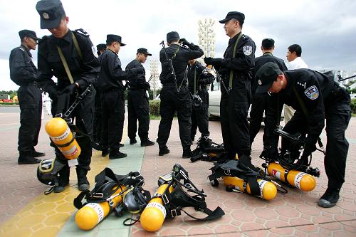 6月9日,特警在裝備防毒設(shè)備。新華社發(fā)(鄭煥松攝)