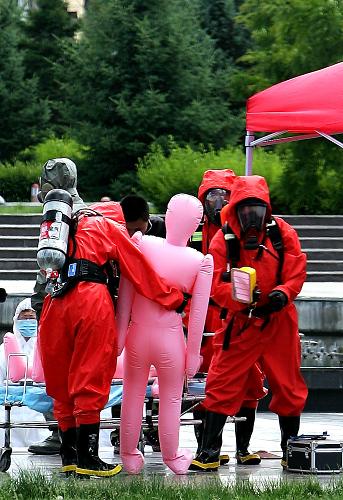 6月9日,全副武裝的特警對“核臟彈”爆炸現(xiàn)場的“受傷人員”進(jìn)行救助。新華社發(fā)(鄭煥松攝)