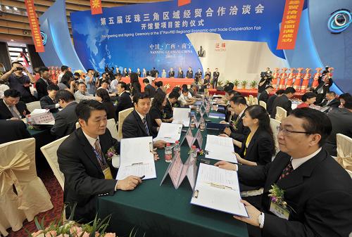 6月10日,數(shù)十家政府機(jī)構(gòu)及企業(yè)代表現(xiàn)場(chǎng)簽約。新華社記者 周華 攝