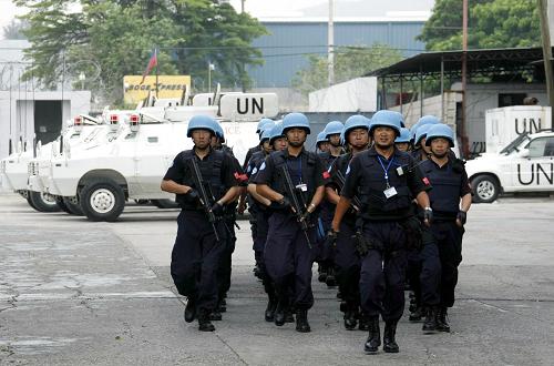 6月9日,完成最后一班勤務(wù)的40名中國第七支赴海地維和警察防暴隊隊員返回太子港的營地。新華社發(fā)(童大明攝)