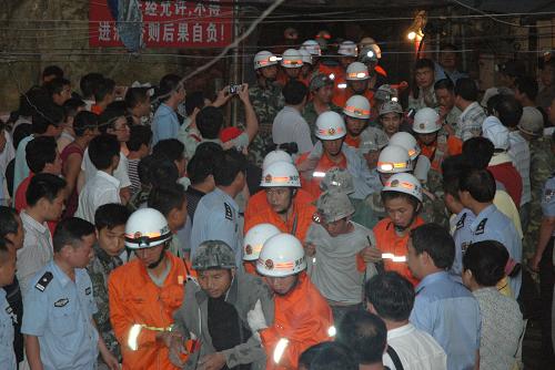 6月23日,被困人員獲救。貴州省黔東南苗族侗族自治州天柱縣一金礦6月22日晚發(fā)生地表水倒灌事故,7人被困井下。23日19時(shí)34分,經(jīng)有關(guān)部門全力營(yíng)救,被困人員全部獲救,生命體征正常,已被送往天柱縣醫(yī)院住院觀察。新華社發(fā)(吳開滿攝)