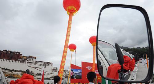 6月29日,為西藏行政村配備的農(nóng)用運輸車停放在布達拉宮廣場。新華社記者 格桑達瓦 攝