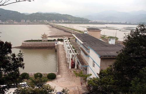 7月7日拍攝的溫嶺江廈潮汐試驗(yàn)電站外景。近日,浙江溫嶺江廈潮汐試驗(yàn)電站完成技術(shù)改造,重新并網(wǎng)發(fā)電。江廈潮汐試驗(yàn)電站是我國(guó)潮汐發(fā)電的國(guó)家級(jí)試驗(yàn)基地,裝機(jī)總?cè)萘?900千瓦。今年初,國(guó)家投入400多萬(wàn)元,對(duì)溫嶺江廈潮汐試驗(yàn)電站3號(hào)、4號(hào)機(jī)組進(jìn)行技術(shù)改造。技術(shù)改造后的電站自動(dòng)化水平、安全水平等得到全面提高。新華社發(fā)(周學(xué)軍 攝)