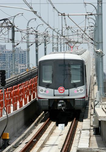 7月21日,上海軌道交通11號(hào)線一期工程首列列車緩緩駛出車庫(kù),開始進(jìn)行正線調(diào)試。當(dāng)日,上海地鐵11號(hào)線首列列車開始進(jìn)行正線調(diào)試。上海地鐵11號(hào)線預(yù)計(jì)最高運(yùn)營(yíng)時(shí)速可達(dá)100公里,將于今年年底通車試運(yùn)營(yíng)。新華社記者 任瓏 攝