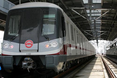 7月21日,上海地鐵11號(hào)線一期工程首列列車在白銀路站進(jìn)行調(diào)試。新華社記者 任瓏 攝