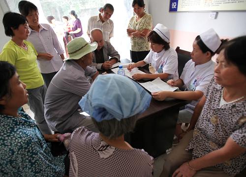 8月7日,平陸縣常樂鎮(zhèn)文家滑村村民正在接受醫(yī)生的檢查。 新華社發(fā)(衛(wèi)行智 攝)