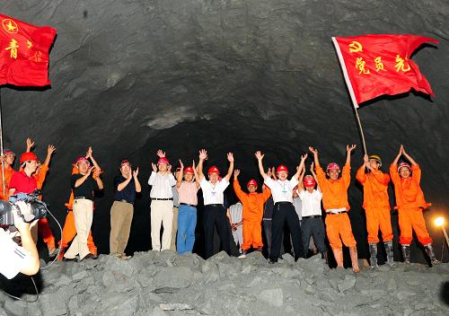 8月29日,中鐵二局建設(shè)者歡慶三峽翻壩高速公路龔家壩隧道順利貫通。當(dāng)日,位于湖北省秭歸縣茅坪鎮(zhèn)的龔家壩隧道順利貫通。該隧道左幅長3197米,右幅長3186米,是三峽翻壩高速公路工程貫通的首個(gè)特長、環(huán)保隧道??偼顿Y40億元的三峽翻壩高速公路是三峽工程重點(diǎn)配套項(xiàng)目,為緩解長江航運(yùn)翻壩運(yùn)輸壓力而建,位于長江南岸,于2008年4月開工,計(jì)劃明年底建成通車。新華社發(fā)(鄭家裕 攝)