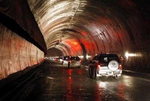 8月29日,車隊(duì)從三峽翻壩高速公路龔家壩隧道通過。新華社發(fā)(文振效 攝)