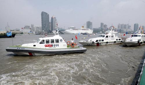 8月28日,3艘新型世博安保海事巡航船在上海黃浦江陸家嘴水域開始服役。這三艘新型巡航船具有快速、環(huán)保、機動性強、操縱性能優(yōu)異、救助功能完善等特點。據(jù)悉,世博會期間,上海海事局將布置50余艘船舶投入世博安保工作。新華社發(fā)