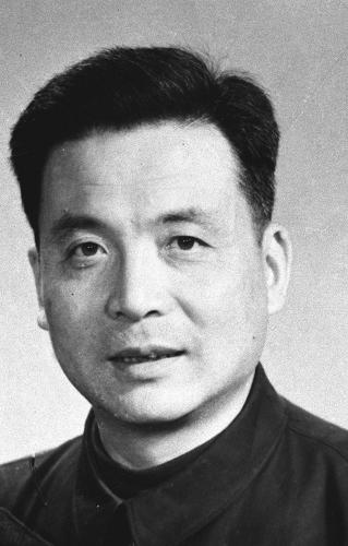 圖為鄧稼先資料照片。 隨著60年前五星紅旗在天安門廣場(chǎng)升起,中國(guó)人走進(jìn)了放飛夢(mèng)想的新時(shí)代;經(jīng)過30多年改革開放,中國(guó)人追夢(mèng)的空間更加廣闊。一代代中國(guó)的追夢(mèng)人,帶著對(duì)美好生活的憧憬,百折不撓,開拓創(chuàng)新,托起民族偉大復(fù)興的希望。新華社發(fā)