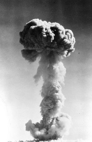 1964年10月16日,中國(guó)第一顆原子彈爆炸成功(資料照片)。新華社發(fā)