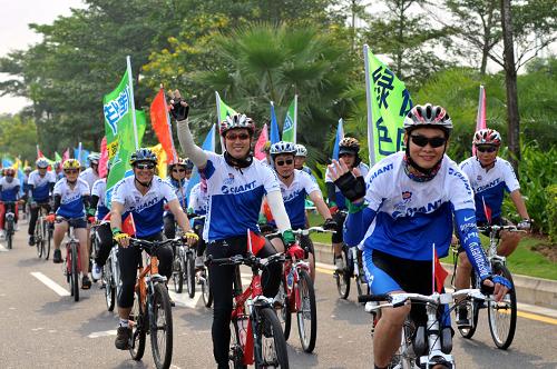 9月22日,??谑薪?00名自行車愛好者和市民進(jìn)行自行巡游活動(dòng)。當(dāng)日是第三個(gè)“中國城市無車日”,今年“無車日”的主題是“健康環(huán)保的步行和自行車交通”,全國各地開展了自行車巡游、主題展板宣傳、市民簽名等多種形式的活動(dòng)宣傳綠色出行。新華社記者 郭程 攝