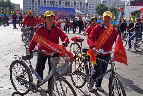 9月22日,由呼和浩特市100多名老年自行車隊(duì)成員組成的綠色健康出行宣傳隊(duì)出發(fā)宣傳“無車日”。當(dāng)日是第三個(gè)“中國城市無車日”,今年“無車日”的主題是“健康環(huán)保的步行和自行車交通”,全國各地開展了自行車巡游、主題展板宣傳、市民簽名等多種形式的活動(dòng)宣傳綠色出行。新華社記者 李欣 攝