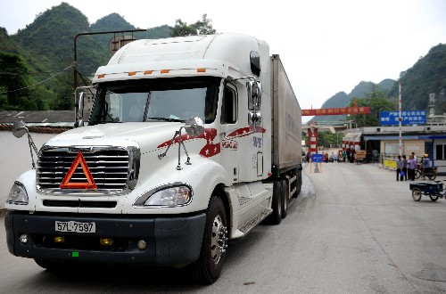 9月22日,一輛越南貨車(chē)駛?cè)霃V西憑祥市浦寨邊貿(mào)點(diǎn)運(yùn)輸貨物。 在國(guó)際金融危機(jī)對(duì)外貿(mào)經(jīng)濟(jì)發(fā)展帶來(lái)不利影響的環(huán)境下,廣西邊境小額貿(mào)易出口依然保持快速增長(zhǎng)的良好勢(shì)頭。據(jù)海關(guān)統(tǒng)計(jì),今年1-8月,廣西邊境小額貿(mào)易進(jìn)出口16.3億美元,增長(zhǎng)22.6%。其中出口11.3億美元,增長(zhǎng)49.3%。 新華社記者 張愛(ài)林 攝