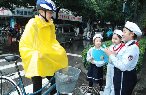 9月22日,蘇州市“小交警”志愿者向一位騎自行車的外國友人發(fā)放“綠色出行”倡議書。當(dāng)天是“無車日”,全國各地群眾積極行動,倡導(dǎo)步行、騎自行車、乘公交車等方式綠色出行。新華社發(fā)(朱桂根 攝)