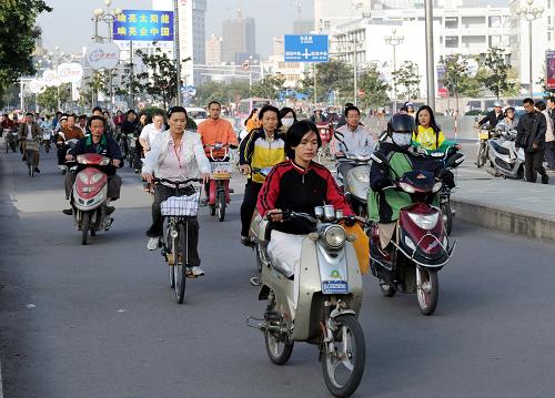 9月22日,連云港市民騎自行車、電動自行車出行。當(dāng)天是“無車日”,全國各地群眾積極行動,倡導(dǎo)步行、騎自行車、乘公交車等方式綠色出行。新華社發(fā)(耿玉和 攝)