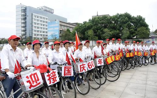 9月22日,在浙江臺州市,參加騎游活動宣傳“無車日”的老年志愿者準(zhǔn)備出發(fā)。當(dāng)天是“無車日”,全國各地群眾積極行動,倡導(dǎo)步行、騎自行車、乘公交車等方式綠色出行。新華社發(fā)(王天榮 攝)