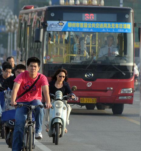 9月22日,廣西柳州市民騎自行車、乘公交車出行。當(dāng)天是“無車日”,全國各地群眾積極行動,倡導(dǎo)步行、騎自行車、乘公交車等方式綠色出行。新華社發(fā)(黃孝邦 攝)