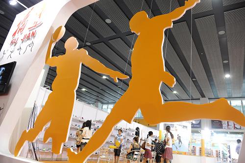 9月22日,客商在福建體育用品區(qū)洽談。新華社記者 盧漢欣 攝