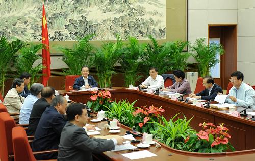 9月21日和22日,國(guó)務(wù)院總理溫家寶召開(kāi)三次新興戰(zhàn)略性產(chǎn)業(yè)發(fā)展座談會(huì),聽(tīng)取經(jīng)濟(jì)、科技專(zhuān)家的意見(jiàn)和建議。國(guó)務(wù)院副總理李克強(qiáng)、回良玉,國(guó)務(wù)委員劉延?xùn)|,國(guó)務(wù)委員兼國(guó)務(wù)院秘書(shū)長(zhǎng)馬凱出席會(huì)議。新華社記者 黃敬文 攝