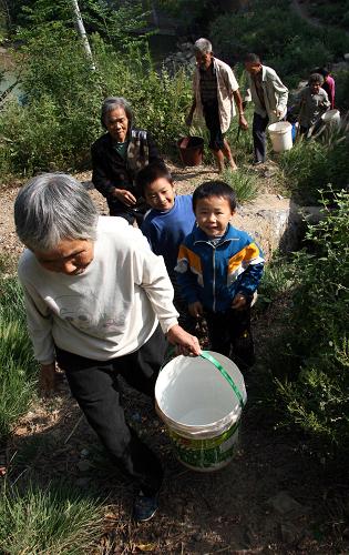 9月23日,邵陽(yáng)縣南山村村民跋涉數(shù)里取水。新華社發(fā)(李?lèi)?ài)民 攝)