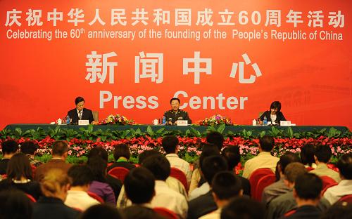 9月23日,位于北京梅地亞中心的慶祝中華人民共和國成立60周年活動新聞中心舉行首場新聞發(fā)布會,閱兵聯(lián)合指揮部辦公室常務(wù)副主任、聯(lián)合指揮部新聞發(fā)言人高建國少將介紹了國慶首都閱兵有關(guān)情況,并回答了記者提問。新華社記者 金良快 攝