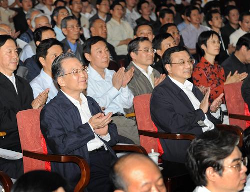9月23日下午,國務(wù)院辦公廳和國務(wù)院研究室、國務(wù)院機關(guān)事務(wù)管理局聯(lián)合舉行“慶祝新中國成立60周年干部職工文藝演出”。中共中央政治局常委、國務(wù)院總理溫家寶,中共中央政治局常委、國務(wù)院副總理李克強出席,與1000多名機關(guān)干部職工、離退休老同志一同觀看演出。新華社記者 馬占成 攝