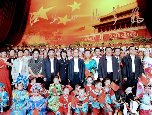 9月23日下午,國務(wù)院辦公廳和國務(wù)院研究室、國務(wù)院機關(guān)事務(wù)管理局聯(lián)合舉行“慶祝新中國成立60周年干部職工文藝演出”。中共中央政治局常委、國務(wù)院總理溫家寶,中共中央政治局常委、國務(wù)院副總理李克強出席,與1000多名機關(guān)干部職工、離退休老同志一同觀看演出。這是演出結(jié)束后,溫家寶、李克強等領(lǐng)導(dǎo)同志與演員合影。新華社記者 馬占成 攝