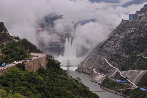 9月25日,小灣電站300米高的雙曲拱形大壩水閘洞開(kāi),第一臺(tái)機(jī)組開(kāi)始發(fā)電。新華社記者 陳海寧 攝