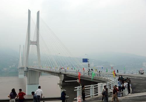 通車后的重慶涪陵石板溝長(zhǎng)江大橋(9月25日攝)。9月25日,由中鐵八局一公司建設(shè)的涪陵石板溝長(zhǎng)江大橋正式通車,該橋?yàn)轭A(yù)應(yīng)力混凝土雙塔雙索面斜拉橋,雙向四車道、主橋長(zhǎng)960米。新華社記者 周衡義 攝