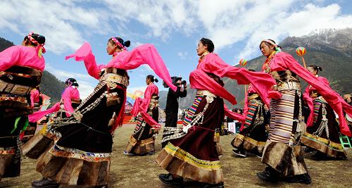 這是啟動(dòng)儀式現(xiàn)場(10月13日攝)。10月13日,西藏第五屆雅魯藏布江大峽谷文化旅游節(jié)暨冬游西藏波密縣活動(dòng)啟動(dòng),當(dāng)?shù)厝罕姳硌莞栉?、展示服飾,迎接八方游客。新華社記者 覺果 攝