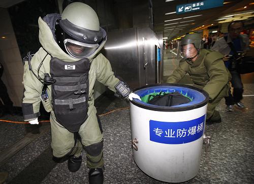 10月13日,排爆專家將爆炸可疑物轉(zhuǎn)移至安全地帶。新華社記者 裴鑫 攝